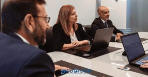 Grupo de socios en una reunión